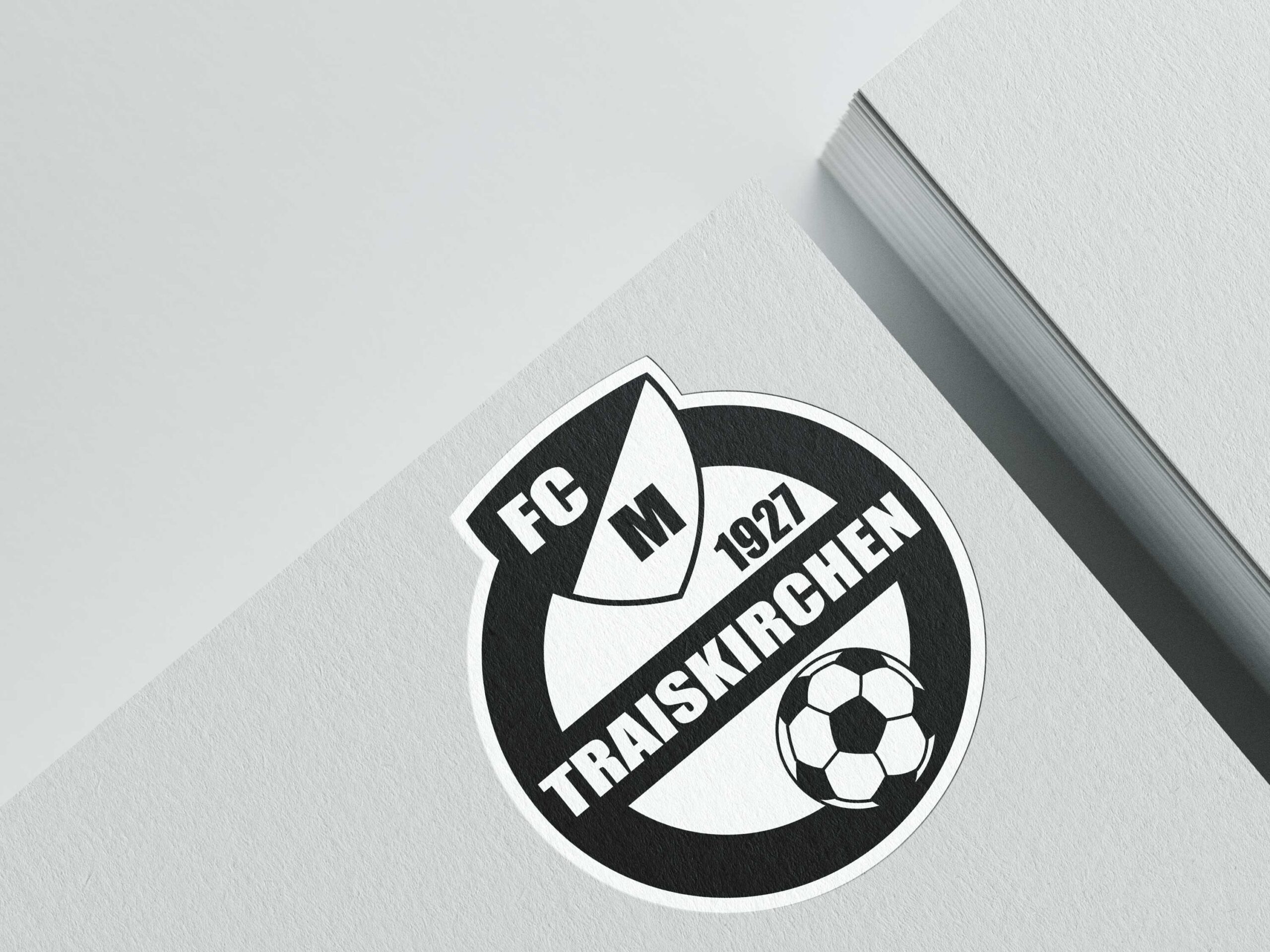 Neues Logo des FCM Traiskirchen in Schwarz-Weiß, dargestellt auf weißem Papier.