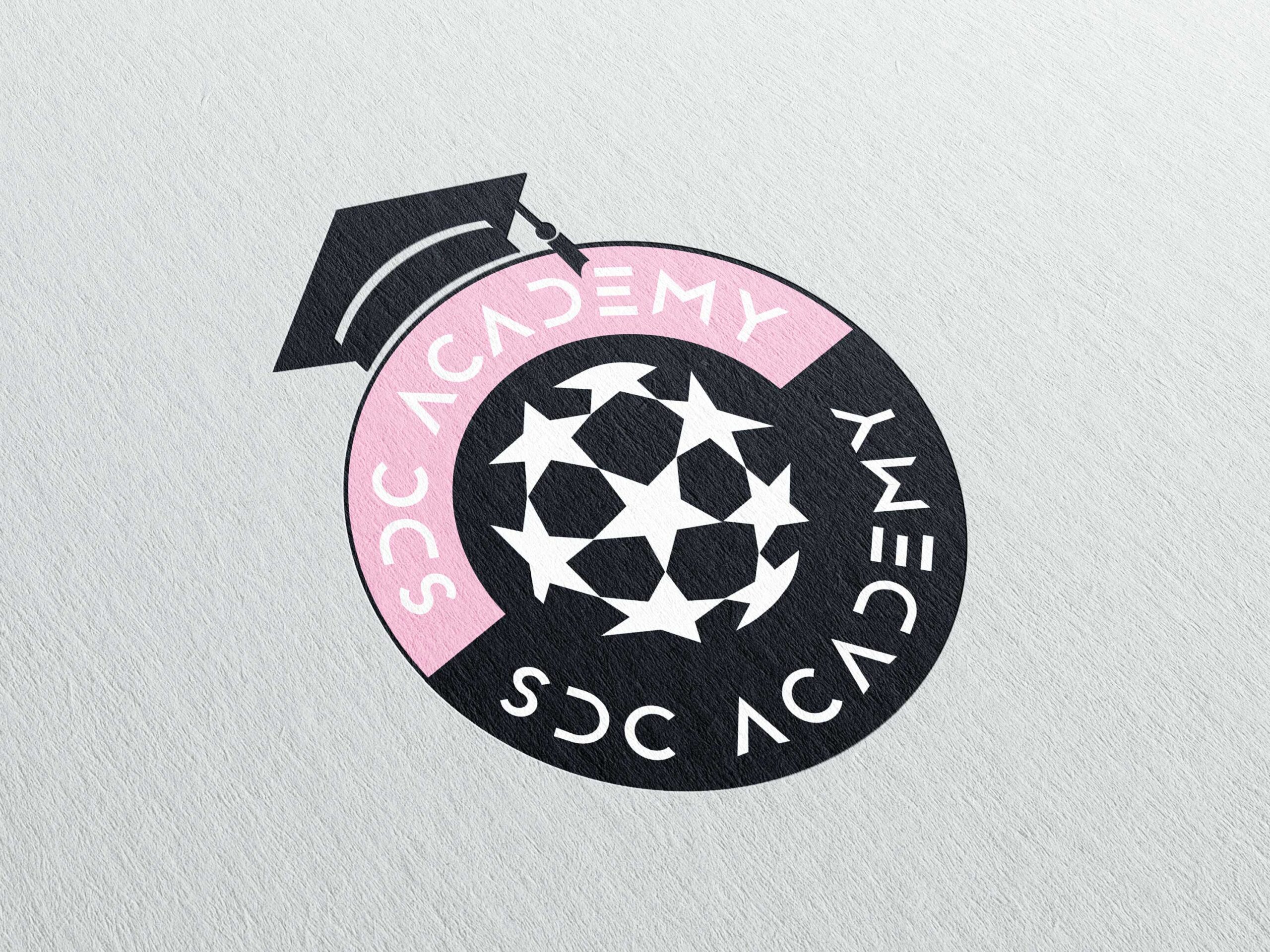 Logo der SDC Academy auf weißem Papier, minimalistisch und professionell gestaltet.