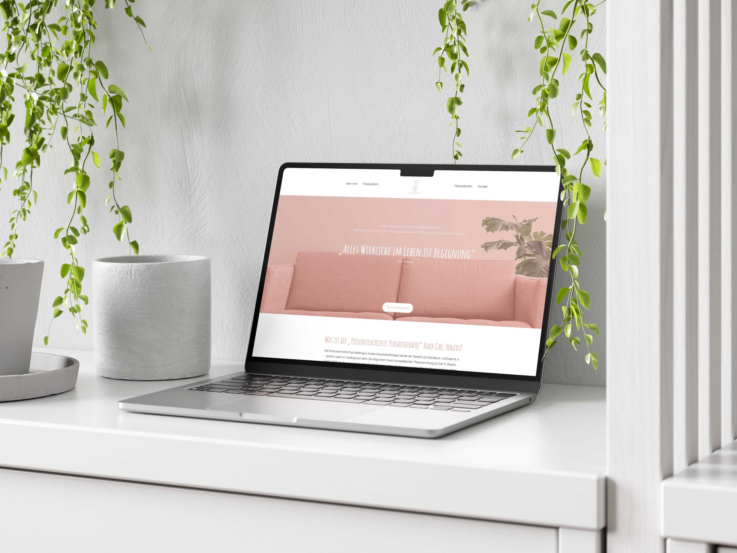 Landing Page der Website von Psychotherapie Ziegelhofer, angezeigt auf einem Laptop, mit ruhigem Design und Kontaktmöglichkeiten.