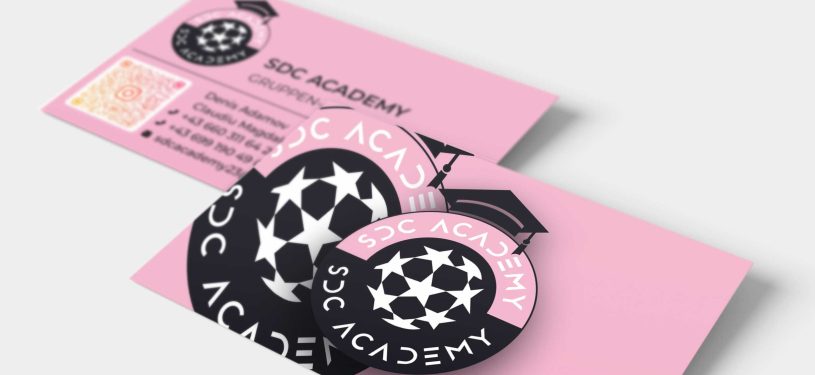 Visitenkarte der SDC Academy mit großem Logo auf der Vorderseite und Kontaktdaten sowie QR-Codes auf der Rückseite.