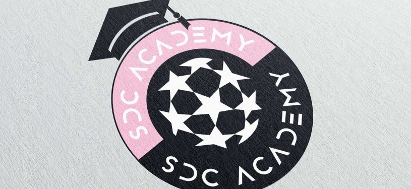 Logo der SDC Academy auf weißem Papier, minimalistisch und professionell gestaltet.