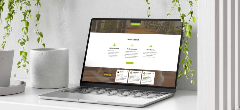 Laptop zeigt den Bereich mit Google Rezensionen auf der Website der Weekly Powertraining GmbH.