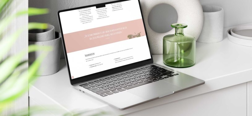 Therapieseite der Website von Psychotherapie Ziegelhofer, angezeigt auf einem Laptop, mit Informationen zu den angebotenen Leistungen.